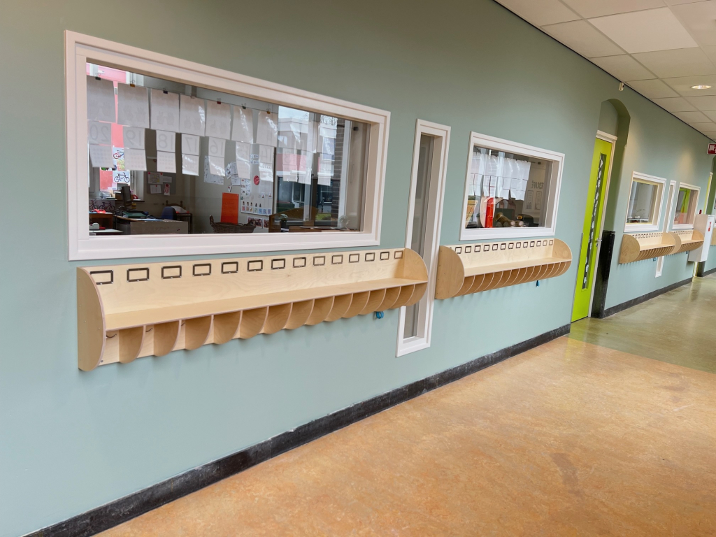 Ronde berkenhouten tussenschotten van een R3 Small kapstok, op maat gemaakt voor een school
